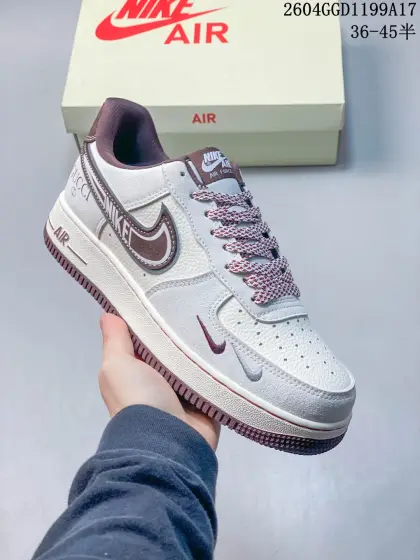 Nike Air Force 1 x Gucci 奶白酒红联名定制款 鞋身侧部双 Swoosh 设计,酒红皮革大钩内嵌 NIKE 字母,鞋头点缀迷你双钩刺绣,层次鲜明,细节拉满; 后跟印刷GUCCI 品牌标识与双 G logo,明确联名身份,奢潮仪式感拉满; 鞋带采用酒红白编织纹理设计,呼应整体配色,提升复古质感与防滑性; 中底印有AIR标识,搭配酒红撞色车线,为奶白基底注入活力,细节满满都是诚意. 货号:SS1979-023.04GGD1199A17